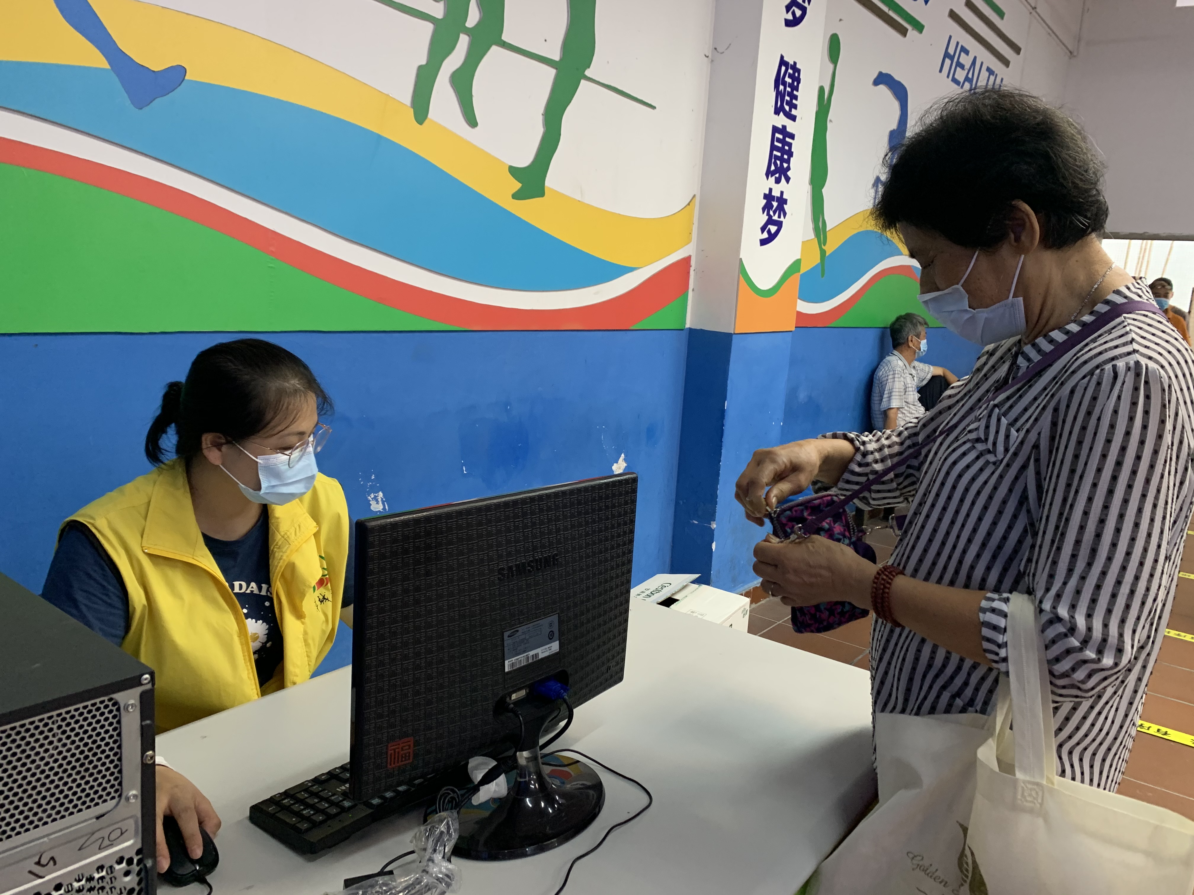 新造社工站联合中铁三局志愿者开展 “我为群众办实事”——助力疫苗加强针接种